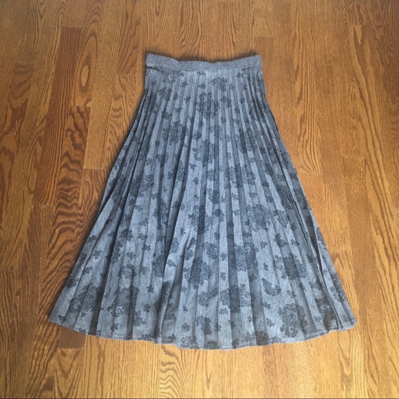 Dresses & Skirts - Pleated Waffle Knit Midi Skirt Size Small